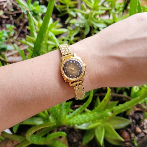 Vintage Timex Gold Stretch Watch - Picture 2 of 11